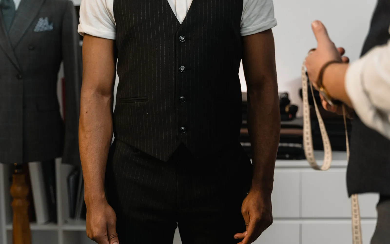 Essayage d’une veste, épingles de bâti
